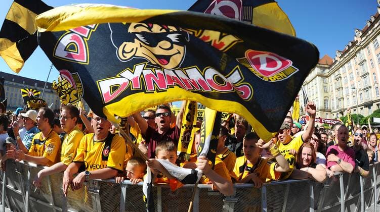 Aufstiegsfeier der SG Dynamo Dresden auf dem Dresdner Altmarkt, SG Dynamo Dresden, Aufstieg in die 2. Bundesliga, Fußball, Fussball, Saison 2010 2011, Dresden, 25.05.2011, o0 Fahne, Fanfahne, Fanfahnen Objekte