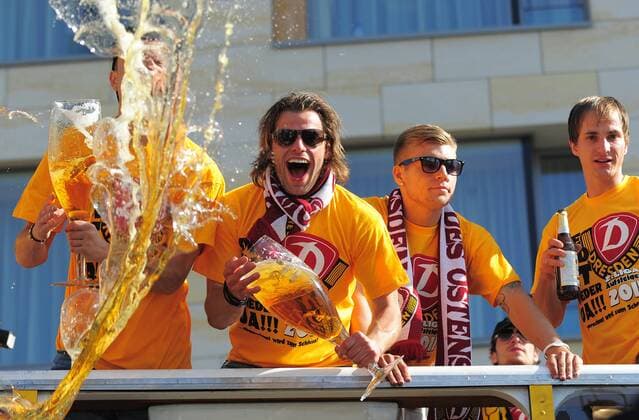 V.li. Florian Grossert, Timo Röttger, Alexander Esswein und David Solga auf dem offenen Doppeldeckerbus, Doppelstockbus, Aufstiegsfeier der SG Dynamo Dresden auf dem Dresdner Altmarkt, SG Dynamo Dresden, Aufstieg in die 2. Bundesliga, Fußball, Fussball, Saison 2010 2011, Dresden, 25.05.2011, o0 Jubel Freude Bier Bierdusche Kurios Komik