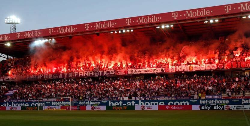 FUSSBALL - BL, A.Wien WIEN,AUSTRIA,25.MAI.11 - FUSSBALL - tipp3 Bundesliga powered by T-Mobile, FK Austria Wien Bild zeigt Fans mit einer Pyro Choreographie in der Generali Arena . Keywords Bengalisches Feuer.  o0 Pyrotechnik, Bengalfeuer Zuschauer Totale Tribüne Sportstätte Stadion Totale Generali Arena
