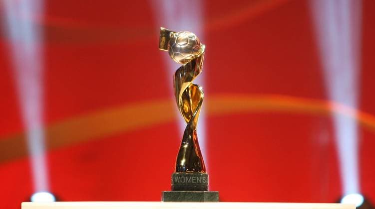 Deutscher Fussball Bund Frauen Fussball Nationalmannschaft Auslosung zur FIFA Frauen Fussball Weltmeisterschaft 2011(Final Draw), Frankfurt am Main Objekt der Begierde: WM Pokal o0 Weltmeisterpokal, Pokal, Trophäe, Objekte, Sieg