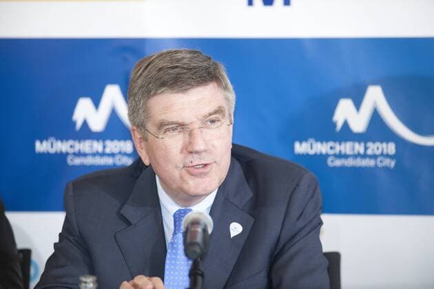 Pressekonferenz der Bewerbungsgesellschaft München 2018 bezüglich der Entscheidung zur Vergabe der Olympischen und Paralympischen Winterspiele in 2018 am 6. Juli 2011 auf dem Münchener Marienplatz, BayWa München, 26. Mai 2011 Im Bild: v.l. Dr. Thomas Bach (DOSB-Präsident und Vorsitzender der Gesellschafterversammlung von München 2018),