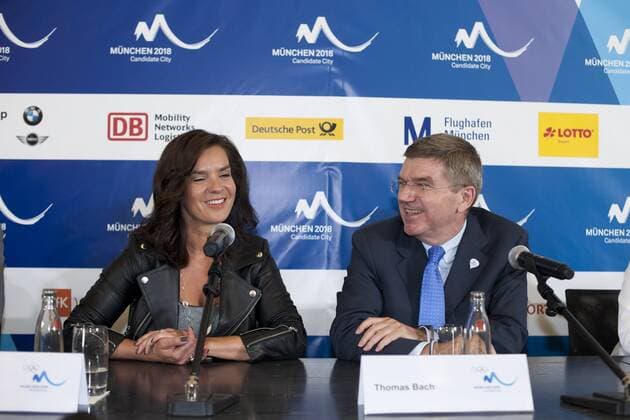 Pressekonferenz der Bewerbungsgesellschaft München 2018 bezüglich der Entscheidung zur Vergabe der Olympischen und Paralympischen Winterspiele in 2018 am 6. Juli 2011 auf dem Münchener Marienplatz, BayWa München, 26. Mai 2011 Im Bild: v.l. Katarina Witt (Vorsitzende des Kuratoriums von München 2018) o0 Eiskunstlauf