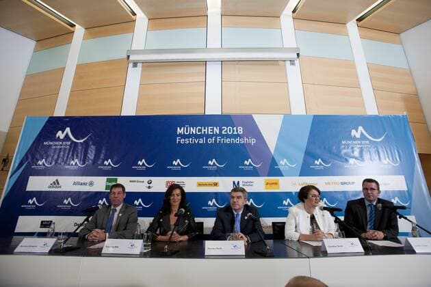 Pressekonferenz der Bewerbungsgesellschaft München 2018 bezüglich der Entscheidung zur Vergabe der Olympischen und Paralympischen Winterspiele in 2018 am 6. Juli 2011 auf dem Münchener Marienplatz, BayWa München, 26. Mai 2011 Im Bild: v.l. Bernhard Schwank (Vorsitzender der Geschäftsführung von München 2018), Katarina Witt (Vorsitzende des Kuratoriums von München 2018), Dr. Thomas Bach (DOSB-Präsident und Vorsitzender der Gesellschafterversammlung von München 2018), Christine Strobl (2. Bürgermeisterin München) und Moderator Jochen Färber o0 Eiskunstlauf People Politik