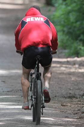 1.FC Köln, Lukas Podolski fährt mit dem Fahrrad um den Decksteiner Weiher o0 Radfahren Fahrrad