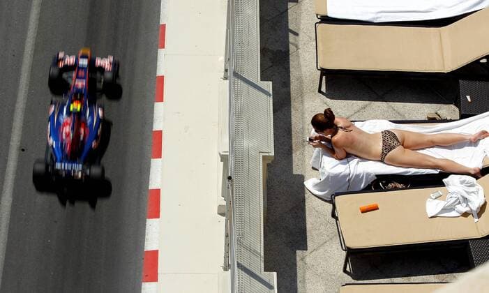 FORMEL 1 - GP von Monaco MONTE CARLO,MONACO,26.MAI.11 - MOTORSPORT, FORMEL 1 - Grand Prix von Monaco, freies Training. Bild zeigt Mark Webber (AUSTRALIA Red Bull Racing) und ein Girl.  o0 Vogelperspektive Fan Zuschauer