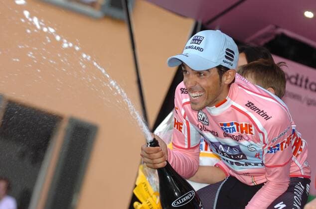 Giro d Italia 2011, 18. Etappe: Morbegno - San Pellegrino Terme, Alberto Contador (ESP Saxo Bank Sungard) im rosa Trikot des Gesamtführenden, San Pellegrino Terme  o0 Sekt, Sektdusche, Champagner, Champagnerdusche Gesamtführung