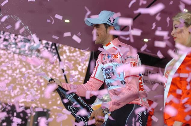 Giro d Italia 2011, 18. Etappe: Morbegno - San Pellegrino Terme, Alberto Contador (ESP Saxo Bank Sungard) im rosa Trikot des Gesamtführenden, San Pellegrino Terme  o0 Sekt, Sektdusche, Champagner, Champagnerdusche Gesamtführung