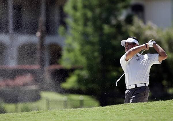 26 MAY 2011: KJ Choi watches his bunker shot on the 3rd hole during the first round of the HP Byron Nelson Championship played at TPC Las Colinas Four Season Resort in Irving, TX. PGA Golf Herren MAY 26 HP Byron Nelson Championship - First Round Icon1105260056 EDITORIAL USE ONLY