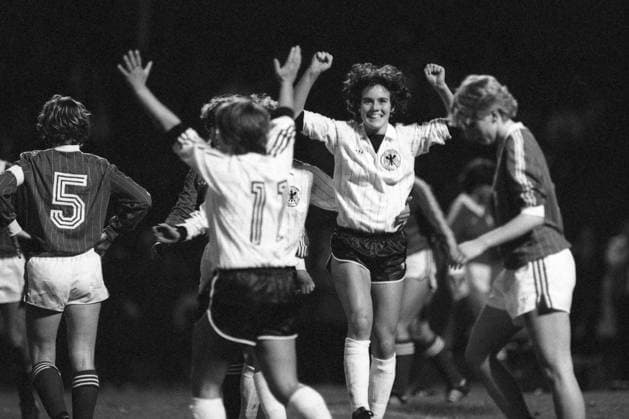 Birgit BORMANN, 2. von rechts, jubelt, Jubel, Torjubel, Jubeltraube, Erstes Länderpiel der Fussball Frauen Nationalmannschaft, Deutschland (GER) - Schweiz (SUI) 5:1, am 10.11.1982 in Koblenz