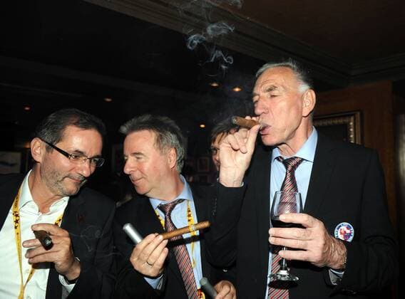 Fussball, Frauen, Saison 2010 2011, Champions League, Finale 2011 in London, 1. FFC Turbine Potsdam, Feier im Hard Rock Cafe London, v. l. Matthias Platzeck (Ministerpräsident Brandenburg), Vizepräsident Rolf Kutzmutz (Turbine Potsdam), Trainer Bernd Schröder (Turbine Potsdam) mit Zigarre, 26.05. 2011, o0 privat Feier people Politik