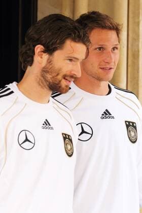 ARNE FRIEDRICH, BENEDIKT HOEWEDES TREFFEN DEUTSCHEN FUSSBALLNATIONALMANNSCHAFT FRANKFURT 27.5.11