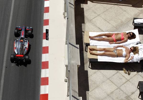 Motorsports: FIA Formula One World Championship 2011, Grand Prix of Monaco, 04 Lewis Hamilton (GBR, Vodafone McLaren Mercedes), xHOCHxZWEIx o0 oben Vogelperspektive kurios Komik Sonnenbad sonnen sexy girl Frau Bikini