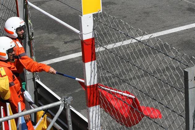formula 1 GP, Monaco 28.05.11, rote Flagge nach Sergio Perez Mendoza Crash. o0 Helfer Streckenhelfer Fahne rot Objekte