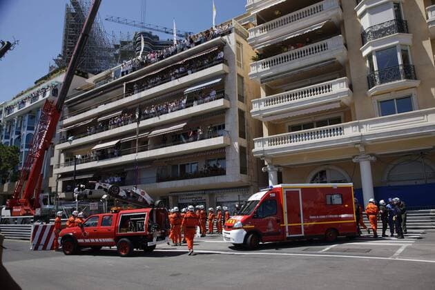 Sergio Perez Mendoza (BMW Sauber) GP Monaco 2011 Formel 1 Grand Prix Monaco 2011 o0 Crash Erste Hilfe Sanitäter Abtransport Streckenhelfer Helfer