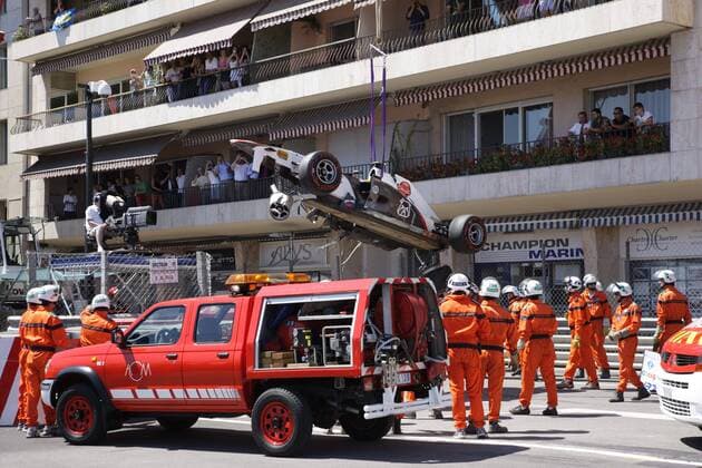 Sergio Perez Mendoza (BMW Sauber) GP Monaco 2011 Formel 1 Grand Prix Monaco 2011 o0 Crash Erste Hilfe Sanitäter Abtransport Streckenhelfer Helfer