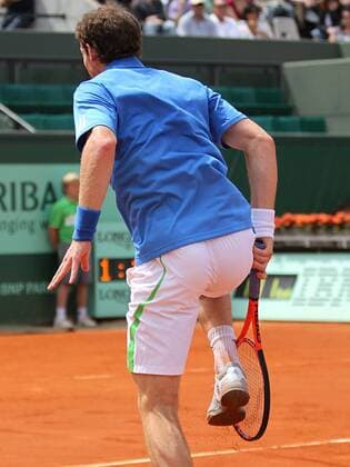 Andy Murray of Great Britain comes up lame after twisting his ankle during his French Open mens third round match at Roland Garros in Paris on May 28, 2011. Murray defeated Berrer 6-3, 6-2, 6-3 to advance to the fourth round.  PAR20110528705 o0 Andrew Verletzung,