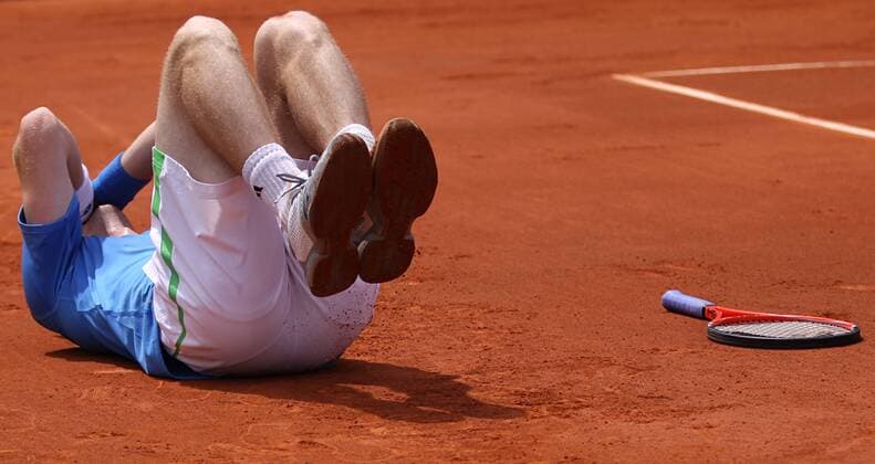 Andy Murray of Great Britain lies on the court in pain after twisting his ankle during his French Open mens third round match at Roland Garros in Paris on May 28, 2011. Murray defeated Berrer 6-3, 6-2, 6-3 to advance to the fourth round.  PAR20110528707 o0 Andrew Verletzung,