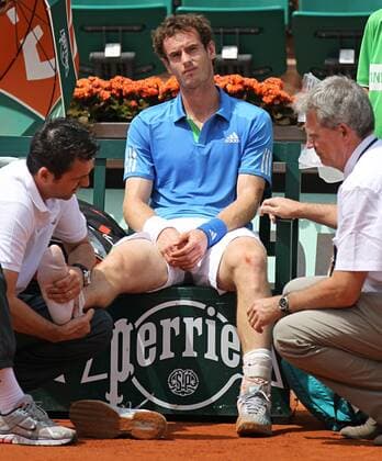 Andy Murray of Great Britain receives medical attention after twisting his ankle during his French Open mens third round match at Roland Garros in Paris on May 28, 2011. Murray defeated Berrer 6-3, 6-2, 6-3 to advance to the fourth round.  PAR20110528710 o0 Andrew Verletzung,