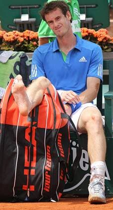 Andy Murray of Great Britain elevates his ankle after twisting it during his French Open mens third round match at Roland Garros in Paris on May 28, 2011. Murray defeated Berrer 6-3, 6-2, 6-3 to advance to the fourth round.  PAR20110528711 o0 Andrew Verletzung,