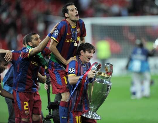 FUSSBALL CHAMPIONSLEAGUE FINALE SAISON 2010 2011 28.05.2011 FC Barcelona - Manchester United FC Champions League Sieger 2011: FC Barcelona feiert den Sieg Jubel mit dem Pokal Daniel Alves, Sergio Busquets, Lionel Messi (v. li., Barca)  o0 Pokal Trophäe Objekte Dani