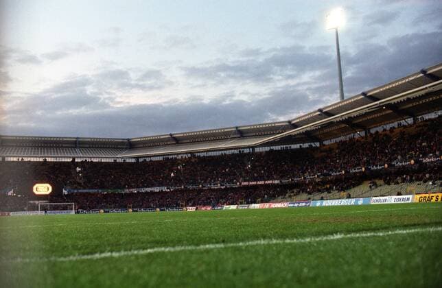 Innenansicht Frankenstadion, Heimspielstätte des 1. FC Nürnberg - DEUTSCHSPRACHIGE SPORTZEITSCHRIFTEN UND -ZEITUNGEN NUR NACH RÜCKSPRACHE Aktion, Totale Stadion, Fußballstadion, innen, Innenansicht Sportstätte