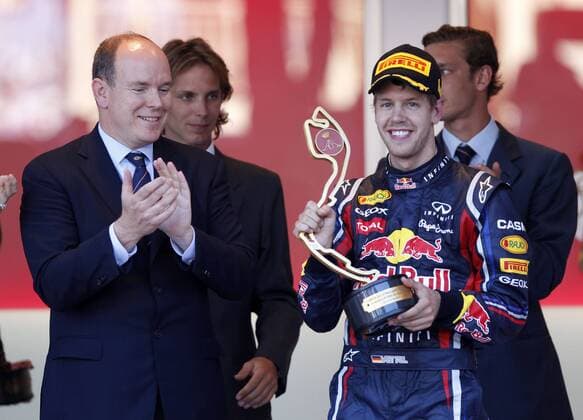 Motorsports: FIA Formula One World Championship 2011, Grand Prix of Monaco, Albert II, Prince of Monaco (Fürst Albert II. von Monaco), 01 Sebastian Vettel (GER, Red Bull Racing), xHOCHxZWEIx o0 Sieg Siegerehrung Objekte Pokal Trophäe Adel people