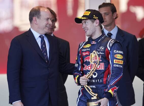 Motorsports: FIA Formula One World Championship 2011, Grand Prix of Monaco, Albert II, Prince of Monaco (Fürst Albert II. von Monaco), 01 Sebastian Vettel (GER, Red Bull Racing), xHOCHxZWEIx o0 Sieg Siegerehrung Objekte Pokal Trophäe Adel people