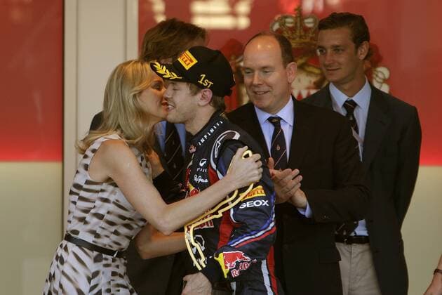 Sebastian Vettel (Red Bull Racing) mit Fürst Albert II von Monaco und seiner Verlobten Charlene Wittstock - Grand Prix Monaco 2011 o0 Sieg Adel people Siegerehrung Familie privat Partnerin, Frau, Freundin, Lebensgefährtin
