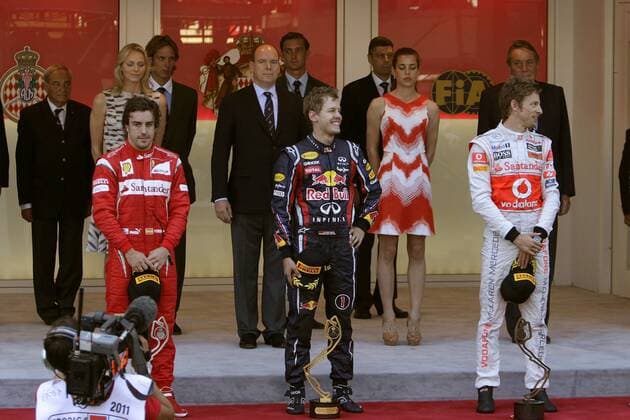 Sebastian Vettel (Red Bull Racing) mit Fürst Albert II von Monaco und seiner Verlobten Charlene Wittstock sowie Prinzessin Charlotte Casiraghi - Grand Prix Monaco 2011 o0 Sieg Siegerehrung Adel people Familie privat Partnerin, Frau, Freundin, Lebensgefährtin