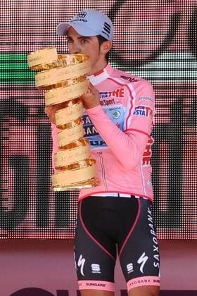29 05 2011 - Giro d Italia 2011 - Alberto Contador, Saxo Bank - Sungard 2011  o0 Sieg Gesamtsieg Objekte Pokal Trophäe