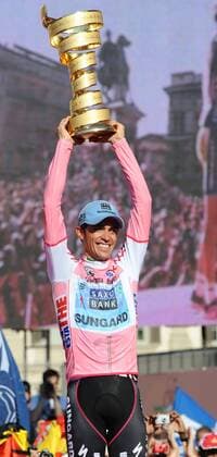 29 05 2011 - Giro d Italia 2011 - Alberto Contador, Saxo Bank - Sungard 2011  o0 Sieg Gesamtsieg Objekte Pokal Trophäe