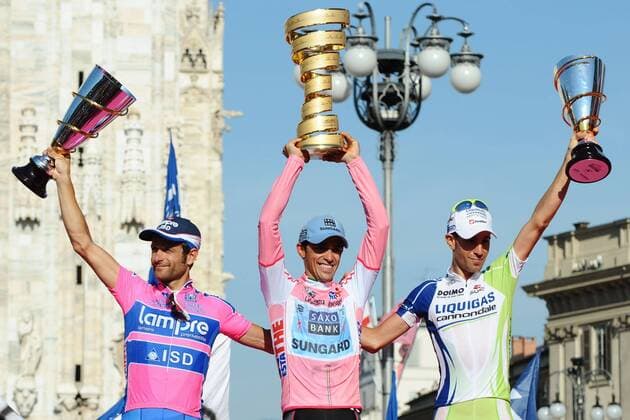 2011, Giro d Italia, Etappe 21: Fiera di Milano - Milano, Alberto Contador , Saxo Bank - Sungard 2011, Vincenzo Nibali, Liquigas - Cannondale 2011, Michele Scarponi, Lampre - Isd 2011, -  o0 Sieg Gesamtsieg Objekte Pokal Trophäe