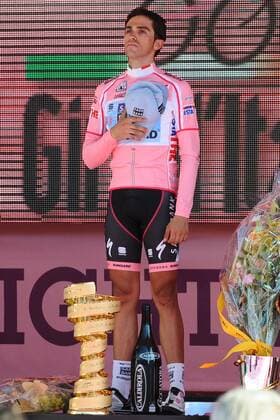 29 05 11 - Alberto Contador , Saxo Bank - Sungard 2011  o0 Sieg Gesamtsieg Objekte Pokal Trophäe