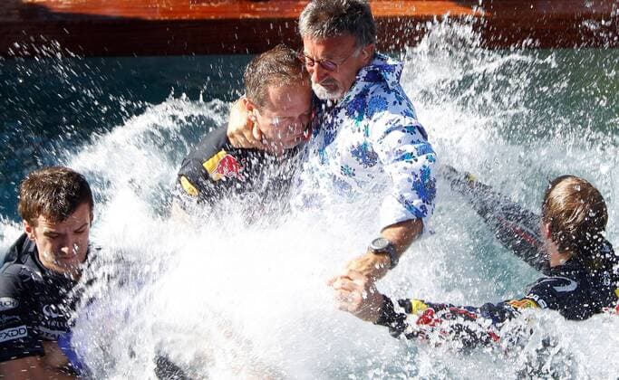 FORMEL 1 - GP von Monaco MONTE CARLO,MONACO,29.MAI.11 - MOTORSPORT, FORMEL 1 - Grand Prix von Monaco, Siegerehrung. Bild zeigt Eddie Jordan (mitte) und Sebastian Vettel (GER Red Bull Racing). Keywords: Pool.  o0 Wasser nass kurios Sieg
