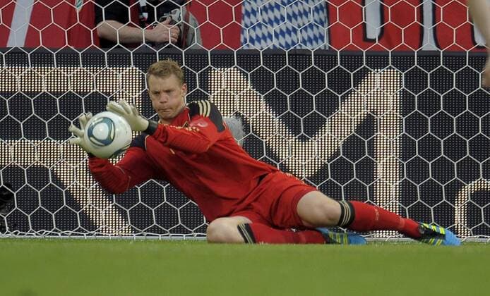 29.05.2011, Fussball Freundschaftsspiel, Deutschland - Uruguay, in der Rhein-Neckar-Arena Sinsheim, Torwart Manuel Neuer (Deutschland) hat den Ball sicher.