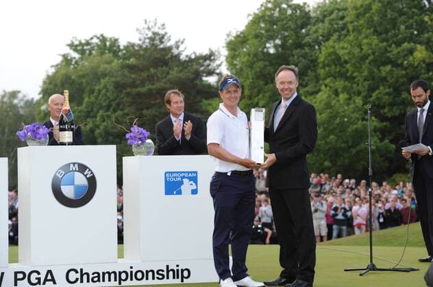 29.05.2011. Wentworth, Surrey, England. Luke Donald (L) receives the trophy for winning the BMW PGA Golf Herren during Round 4 of the BMW PGA Golf Herren Golf Championship from Wentworth. xKevinxBatchelorx  ActionPlus11176804 o0 sieg, Pokal, TrophÃ¤e, Siegerehrung,