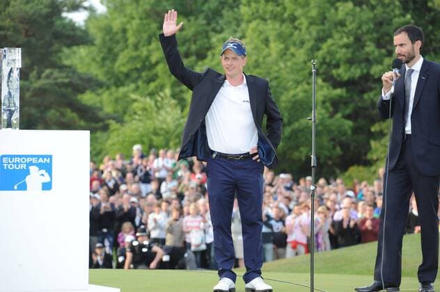 29.05.2011. Wentworth, Surrey, England. Luke Donald (GBR) waves to the crowd wearing his new jacket during Round 4 of the BMW PGA Golf Herren Golf Championship from Wentworth. xKevinxBatchelorx  ActionPlus11176805 o0 Siegerehrung, sieg