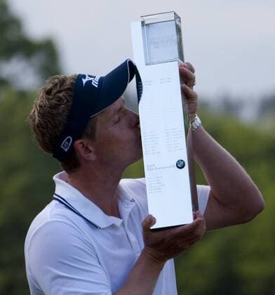 29.05.2011. WENTWORTH ENGLAND. Luke Donald (GBR) with the trophy for winning the European Tour, BMW PGA Golf Herren Championship held at The Wentworth Golf Club. xMitchellxGunnx  ActionPlus163938 o0 sieg, Pokal, TrophÃ¤e, Objekte, Jubel, Freude, Kuss