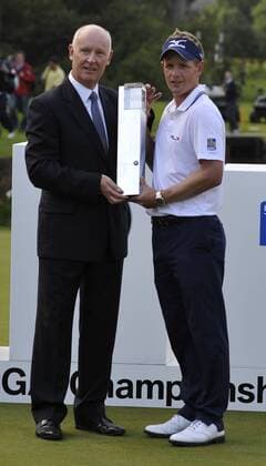 29.05.2011 BMW PGA Golf Herren Golf Championship from Wentworth. 4th Round. Luke Donald (R) is presented with the trophy xStevexButlerx  ActionPlus163939 o0 sieg, Pokal, TrophÃ¤e, Objekte,