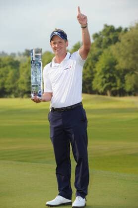 29.05.2011. Wentworth, Surrey, England. Luke Donald (ENG) raises his finger as No 1 in the world with the trophy after winning after Round 4 of the BMW PGA Golf Herren Golf Championship from Wentworth. xKevinxBatchelorx  ActionPlus163943 o0 sieg, Pokal, TrophÃ¤e, Objekte, Jubel, Freude,