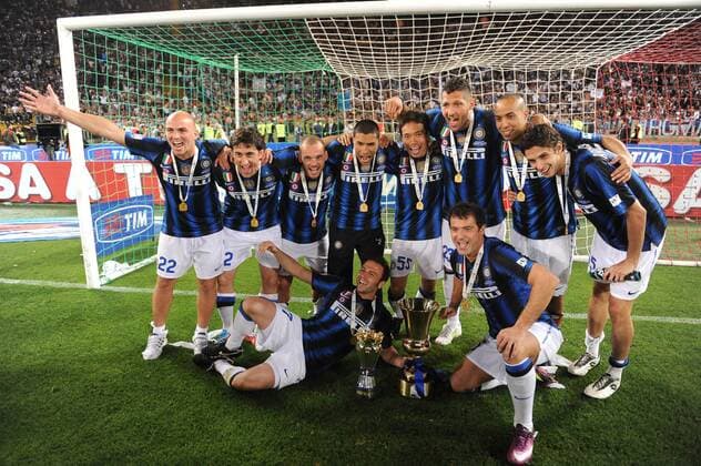 Pokalsieger Inter Mailand - Hi.v.li. Esteban Cambiasso, Diego Milito, Wesley Sneijder, Ivan Cordoba, Yuto Nagatomo, Marco Materazzi, Houssine Kharja, Andrea Ranocchia, vorn Giampaolo Pazzini, Dejan Stankovic - massimoxoliva o0 Pokal, Trophäe, gold Medaille, Goldmedaille, Objekte, Totale