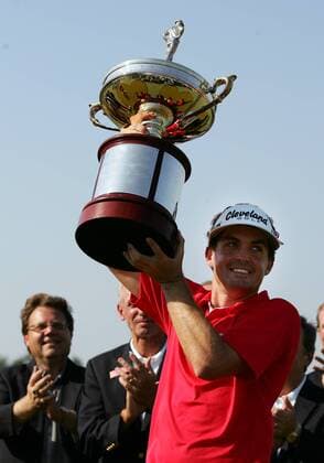 29 MAY 2011: Keegan Bradley with trophy during the final round of the HP Byron Nelson Championship played at TPC Las Colinas Four Season Resort in Irving, TX. PGA Golf Herren MAY 29 HP Byron Nelson Championship - Final Round Icon163983 o0 Sieg, Pokal, Trophäe, Objekte EDITORIAL USE ONLY