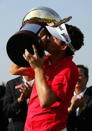 29 MAY 2011: Keegan Bradley with trophy during the final round of the HP Byron Nelson Championship played at TPC Las Colinas Four Season Resort in Irving, TX. PGA Golf Herren MAY 29 HP Byron Nelson Championship - Final Round Icon163984 o0 Sieg, Pokal, Trophäe, Objekte, Kuss EDITORIAL USE ONLY