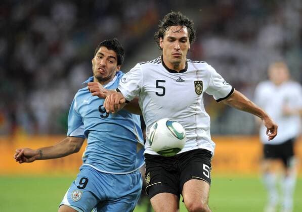 FUSSBALL INTERNATIONAL EM 2012 Freundschaftsspiel 29.05.2011 Deutschland - Uruguay Luis SUAREZ (li, Uruguay) gegen Mats Hummels (re, Deutschland) 