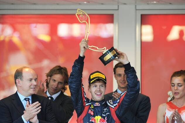 MONACO FORMULA ONE GRAND PRIX . PODIUM CEREMONY FOR WINNER,RED BULL DRIVER SEBASTIAN VETTEL HERE WITH PRINCE ALBERT II OF MONACO - F1 MONACO - COURSE - GRAND PRIX 2011 xBERNARDSt EtienneTx  o0 Sieg Siegerehrung Pokal Objekte Trophäe Adel people