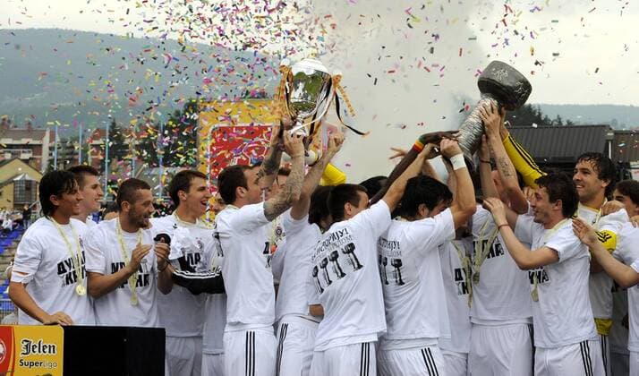 29.05.2011 Lucani (Serbia) FK Sloboda Point Sevojno Uzice-FK Partizan Jelen Super Liga FK Partizan players celebrate champion title of Serbia in football .From left to right :Ljubomir Fejsa,Vojislav Stankovic, Ivan Stevanovic,Marko Scepovic,Marko Jovanovic ,Sasa ILic and Vladimir Stojkovic :Stringer in cooperation with 