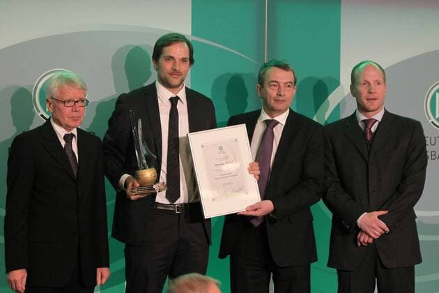 Ehrung im Hotel im Wasserturm Köln: Reinhard Rauball (BVB Borussia Dortmund Präsident) , Thomas Tuchel (1. FSV Mainz 05) , Wolfgang Niersbach (DFB Generalsekretär) , Matthias Sammer (DFB Sportdirektor) - 17.03.2011 o0 Objekte Ehrung Urkunde Pokal Trophäe Trainerpreis