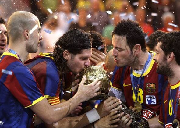 Barcelona s Laszlo NAGY kisses the cup and celebrates with team after the final match of the Champions League in Köln on May 29., 2011. o0 Objekte Pokal Trophäe Siegerehrung