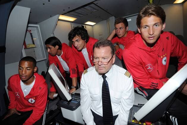 Im Cockpit des Airbus A-380. Lufthansa Chefpilot Werner KNORR erklärt Dennis AOGO (Deutschland), Sami KHEDIRA (Deutschland), Mats HUMMELS (DFB Deutschland), Mario GOETZE (Deutschland) und Torwart Rene ADLER (DFB Deutschland) das Cockpit. Die deutsche Fussball-Nationalmannschaft beim Lufthansa Flight Training Center am Flughafen Frankfurt. Fussball: Vorbereitung der deutschen Fussball Nationalmannschaft der Männer in Frankfurt Main, 31.05.2011.