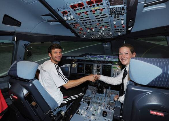 Thomas MUELLER (l.) sitzt im Cockpit des Flugsimulator des Airbus A-380. Hier beim Shakehands mit Airbus A-380 Kapitänin Kerstin FELSER (r.). Die deutsche Fussball-Nationalmannschaft beim Lufthansa Flight Training Center am Flughafen Frankfurt. Fussball: Vorbereitung der deutschen Fussball Nationalmannschaft der Männer in Frankfurt Main, 31.05.2011.
